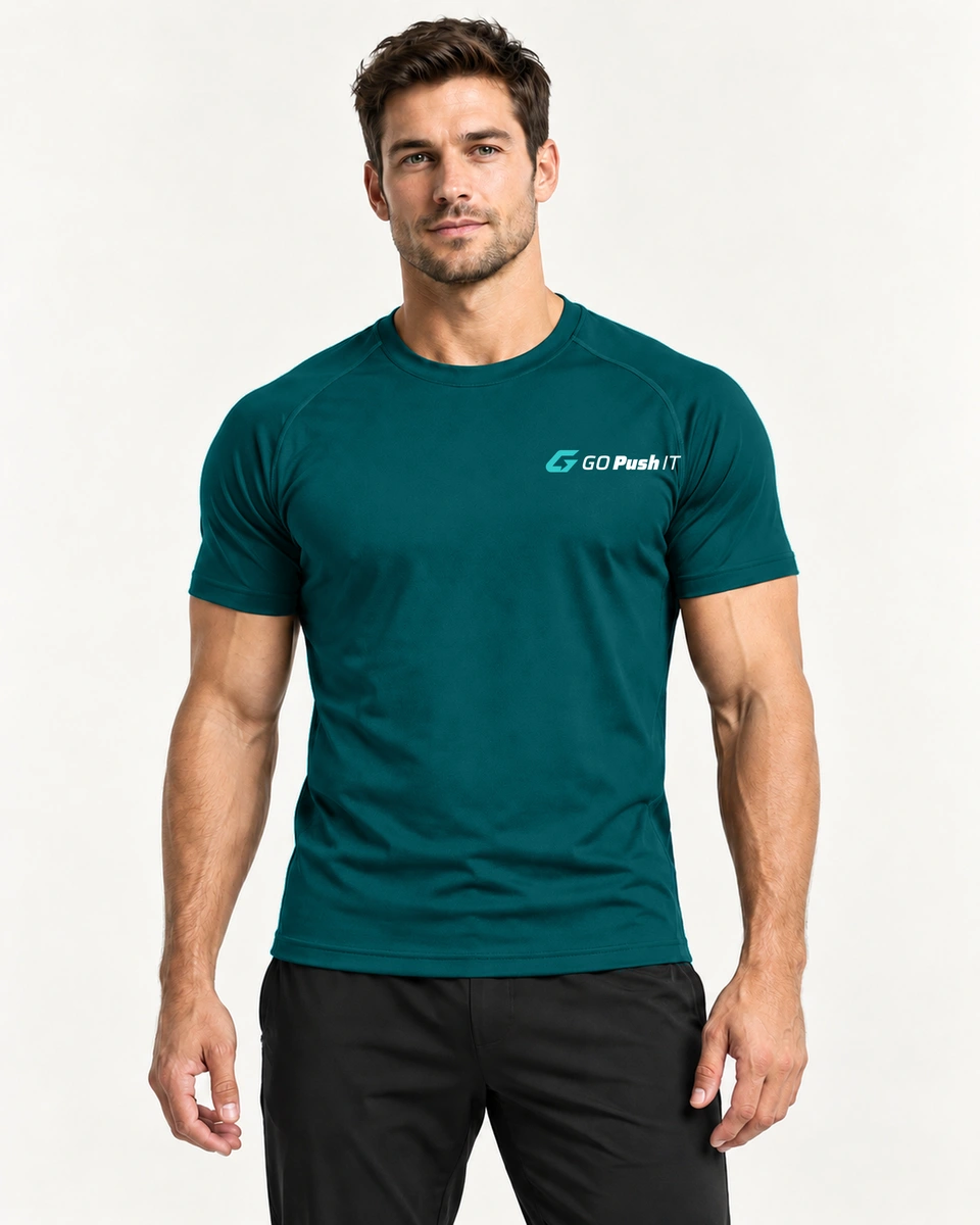 Fikcyjny dorosły model w morskim T-shircie GO Push IT z logo na piersi — kolekcja GO Push IT
